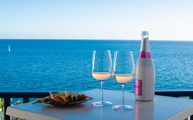 FRONTLINE VILLA 25, well-designed with a heated pool