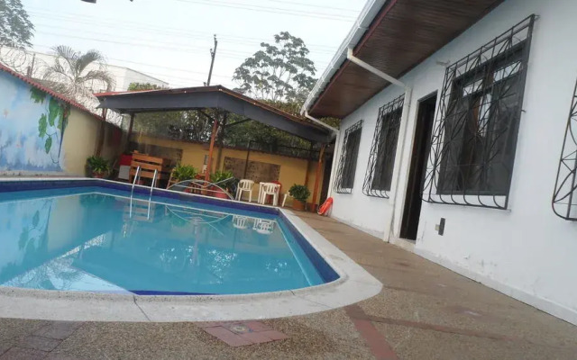 Leticias Guest House - Hostel