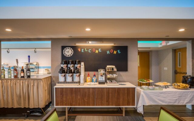 Holiday Inn Express and Suites Modesto by IHG