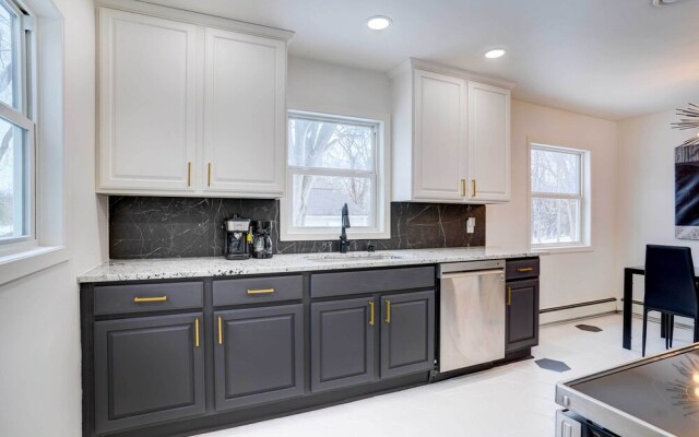 Hopkins Vacation Rental ~ 12 Mi to Minneapolis