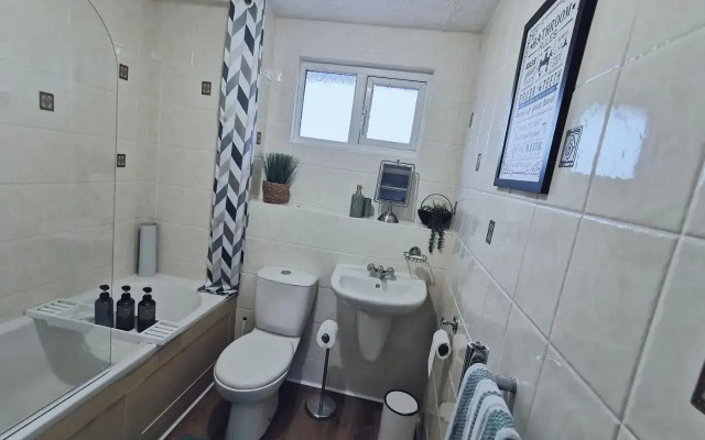Central Three Bedroom House with Garden