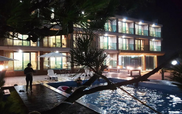 Memoria Pool Villa Family Pension