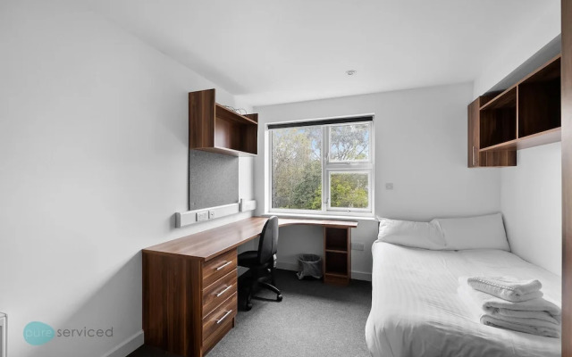 8 Bed Apartment @ Derriford Stays by Pureserviced