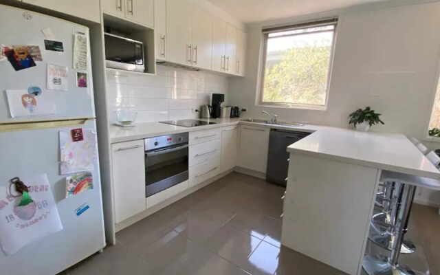 Homely 1-bedroom Unit in Hawthorn With Parking!