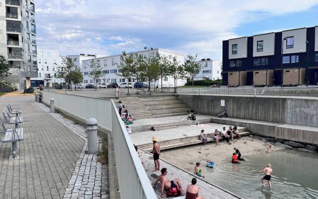 "central By the Sea, Close to the City"
