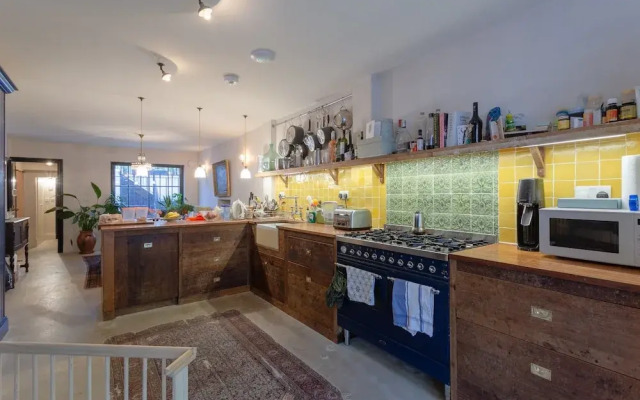 3 Bedroom House With Garden in London Fields