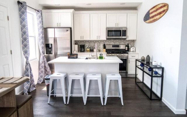 2 Blocks from Beach-Sleeps 16