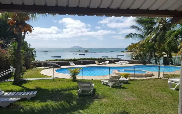 Residence With 6 Seafront Bungalows and Swimming