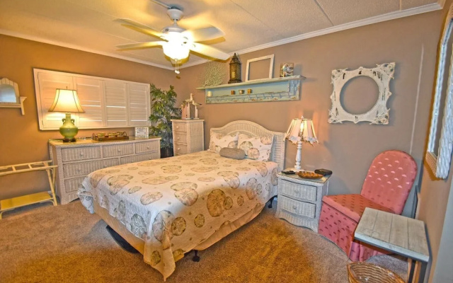 Harbour Island 102M 2 Bedroom Condo by RedAwning
