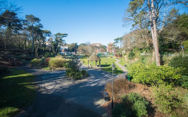 Chine Gardens Apartment