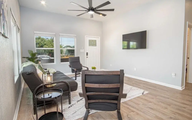 Inviting 4BR 2BA Near Downtown Riverwalk