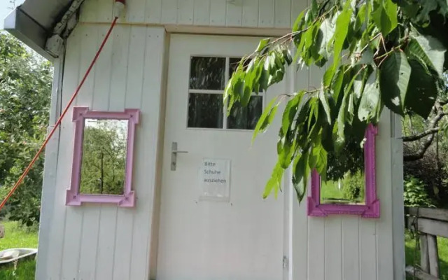 Kleines Haus im Grünen, Zirkuswagen, Hängebett & Zimmerli