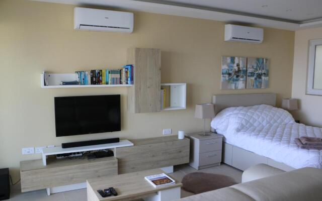 Wileg 4A Luxury Studio Apartment with Shared Swimming Pool.