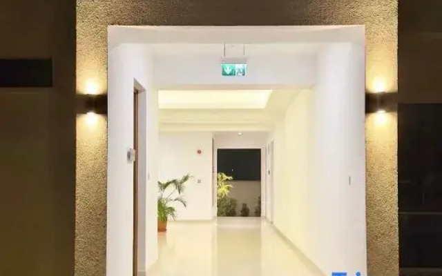 Luxurious 1bedhideaway with pool, AC &beach access