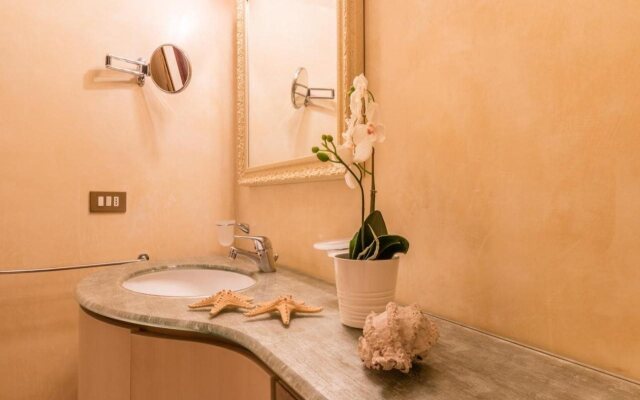 Fenice Backstage over Canal