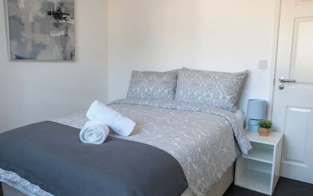 7 Bed House - Sleeps 14 - Parking