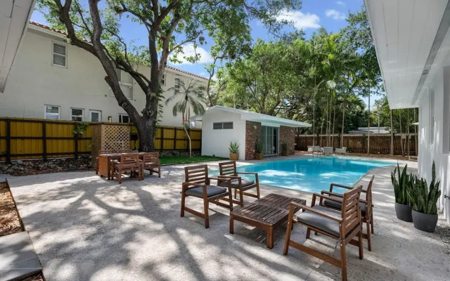 Memory Lane - Family Home With Pool