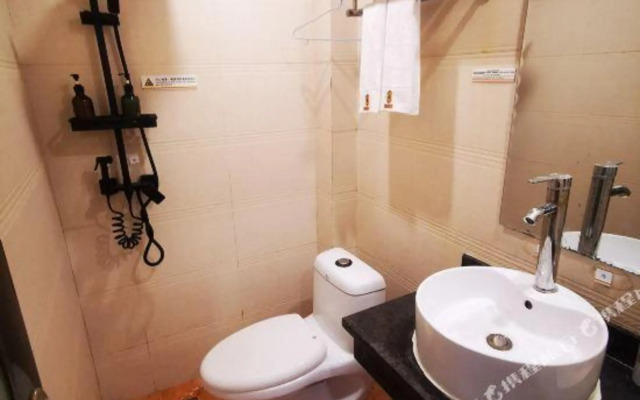 Super 8 Hotel (Liangjiaxiang Subway Station)