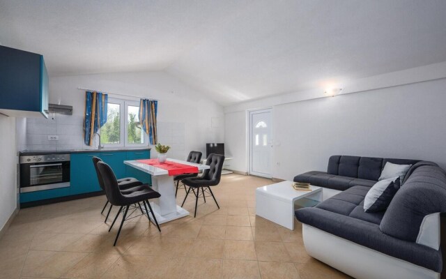 Beautiful Home in Sv.lovrec With Wifi, Outdoor Swimming Pool and 2 Bedrooms - Hotel in Porec - Photo 2