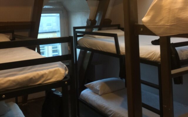 Heroes Hotel - Hostel