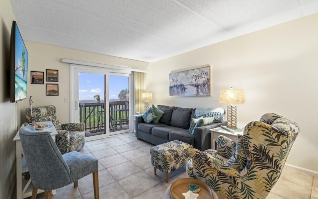 Life's A Beach~oceanfront 2 Bedroom Condo by RedAwning