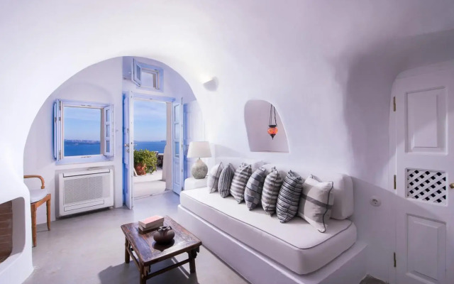 Pezoules of Oia