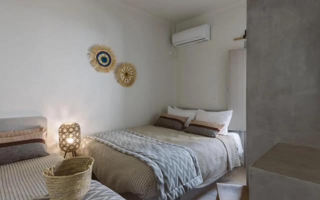 Luxury villa in Megalochori Santorini with Jacuzzi