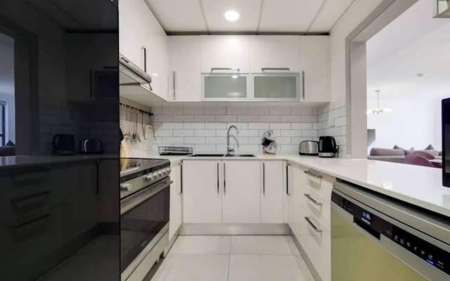 Jbr Sea View Captivating 4-bed Apartment in Dubai