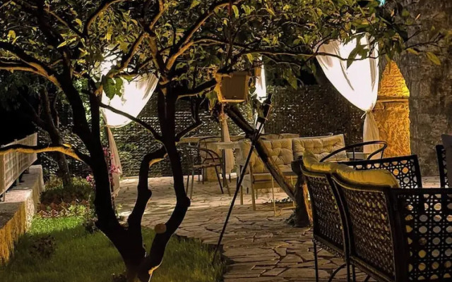 Sereni̇ta Stone House