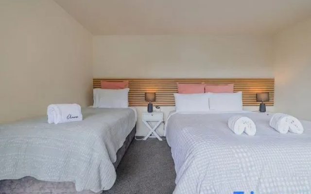 Eclipse Suite for 3 - Parking, Kitchen