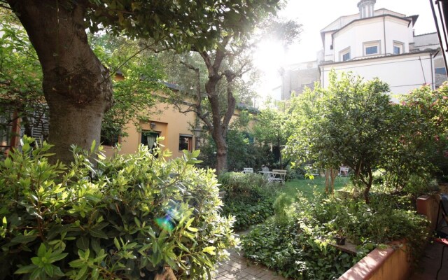 Domus Giorgio Authentic 1600's apt with Stunning Garden and Rooftop