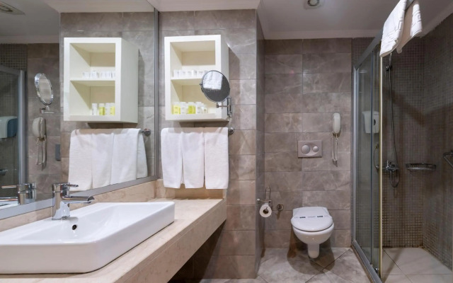 Lake & River Side Hotel & Spa