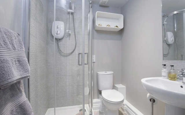 Elliot Oliver - Modern 2 Bedroom Town Centre Apartment