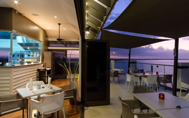 Ramada Suites by Wyndham Wailoaloa Beach Fiji Hotel