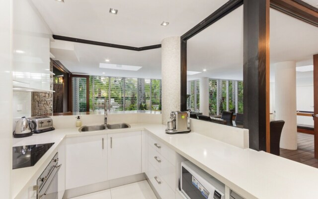 Luxury Pool Side Apartment in Beachfront Resort