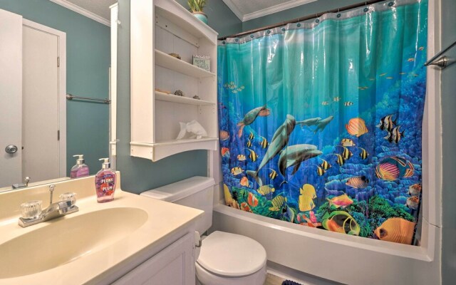 Condo w/ Balcony & Pool: Walk to 2 Beach Accesses!