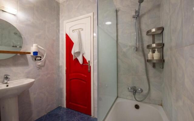 The Terminal 2 Stay - Steps From Nightlife and Airport