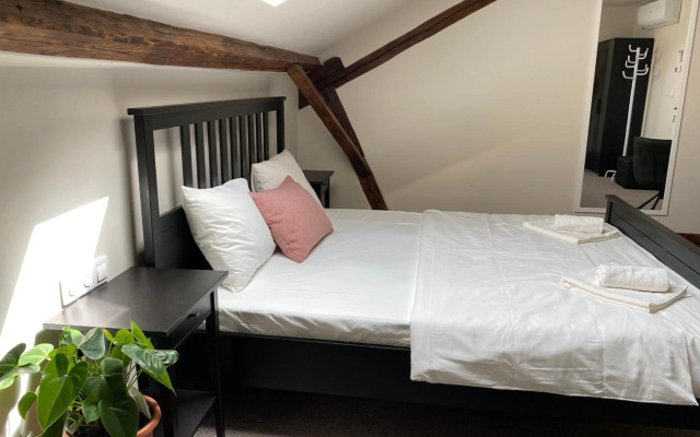 Theater Guesthouse with Parking