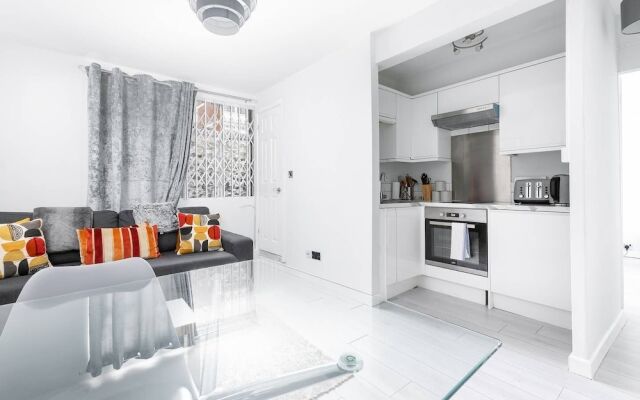 Shepherd's Bush Flat near Westfield