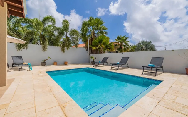 High-end Pool Getaway Upscale 5 Location BBQ