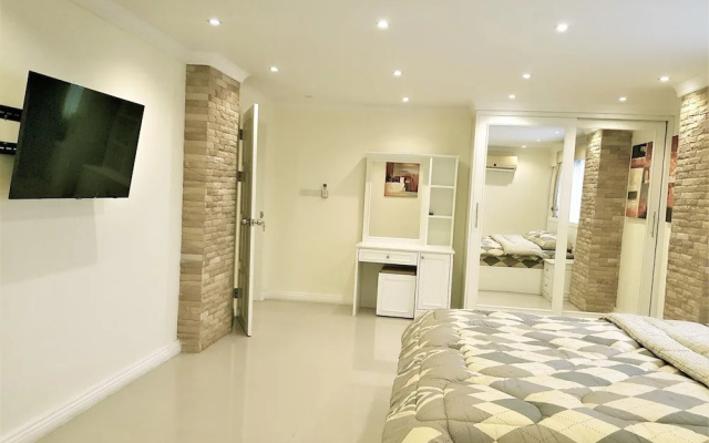 Large, Stylish 2 bed Apartment With Pool Table in Pattaya