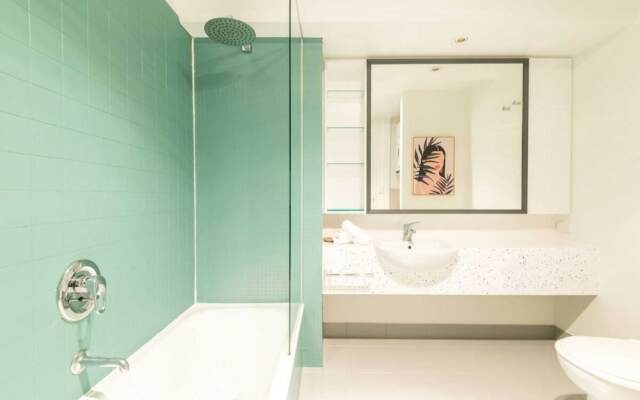 Beautiful 1 Bedroom Apartment Next to Southern Cross Station