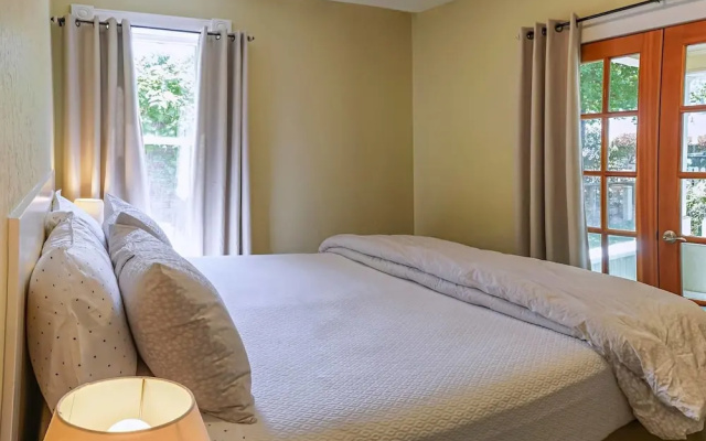 Pioneer House - South Suite