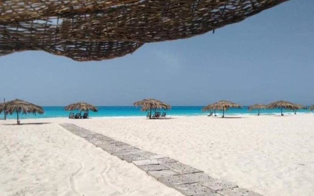 شاليه انيق مع مسبح وشاطئ جميل للعائلات فقط