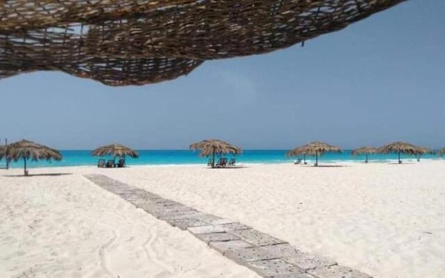 شاليه انيق مع مسبح وشاطئ جميل للعائلات فقط