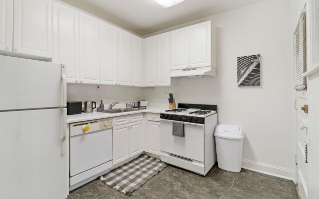 Darling 1BR Apartment in Lakeview