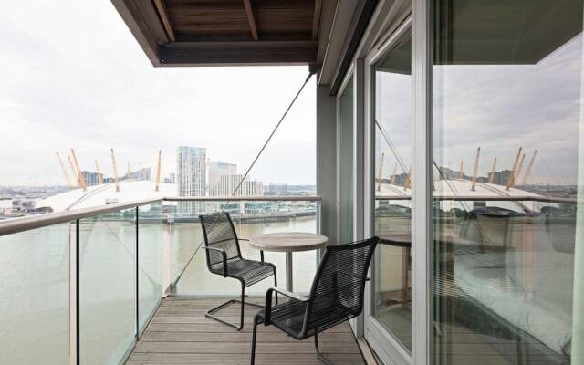 Lovely 1bed W/balcony on the River Thames