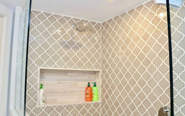 Alberta Alameda Bright Woodsy Private