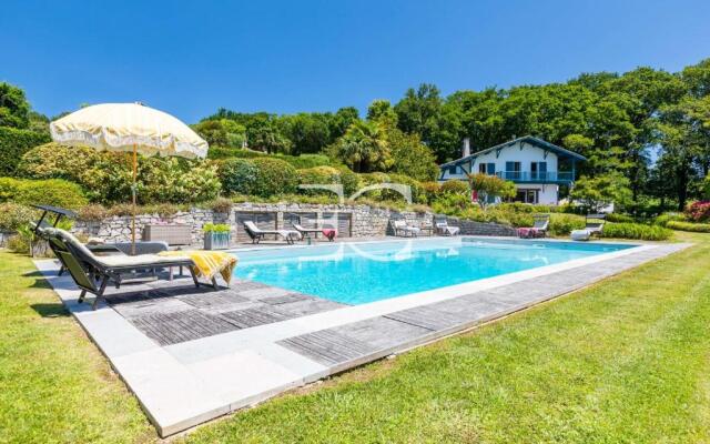 Easy Clés- Splendid 8 bedrooms property & pool