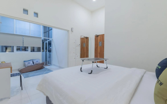 OYO Flagship 1308 Darmo Residence